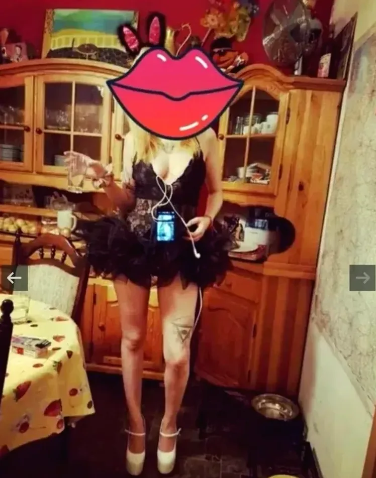 Amber, 34