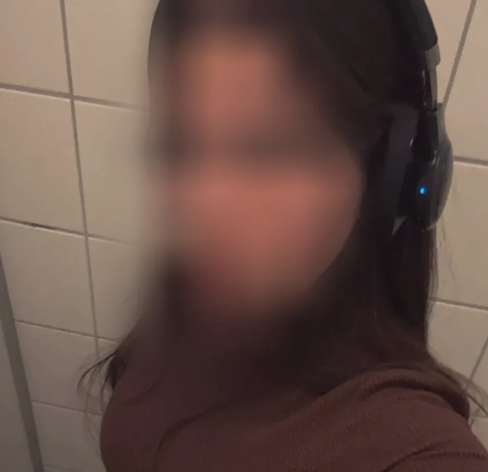 Amira, 25