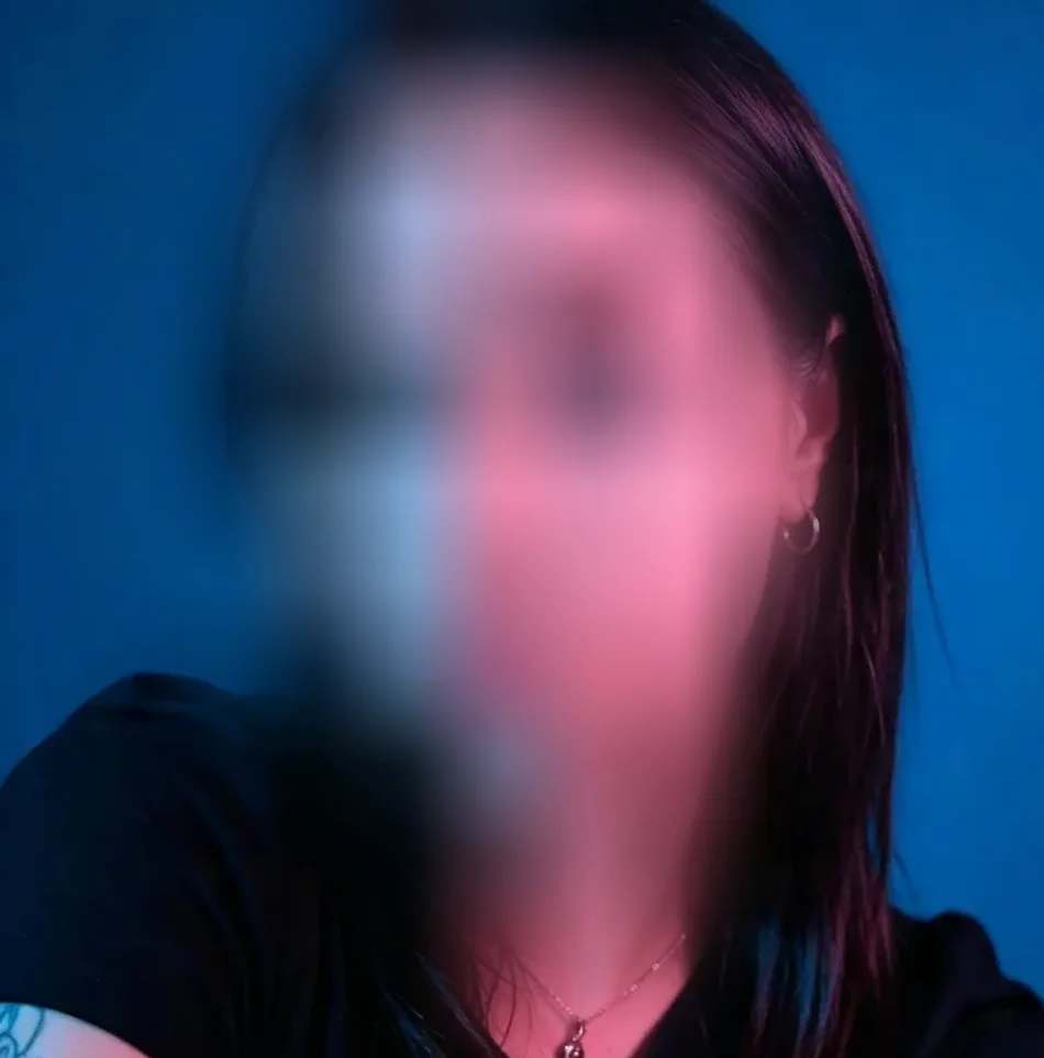 Amira, 20