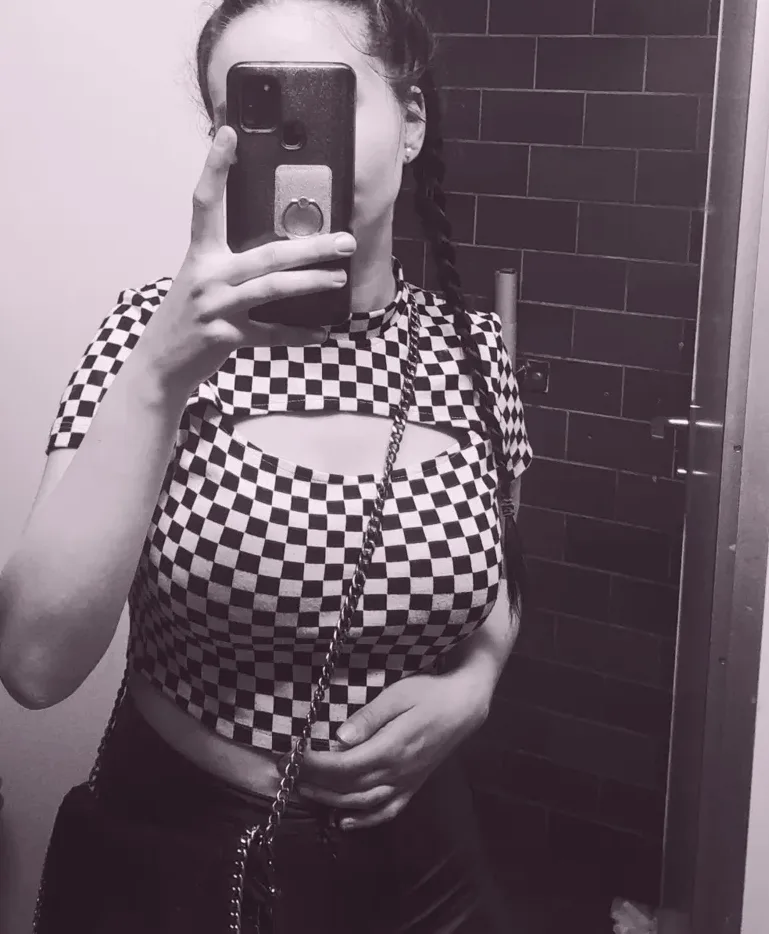 Caitlin, 24