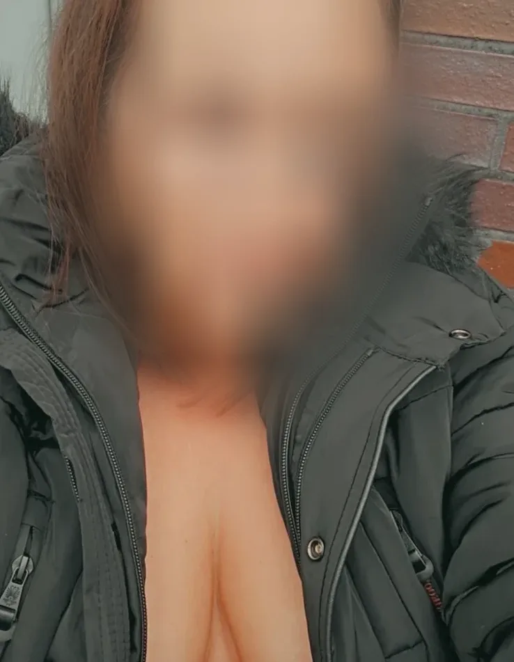 Leanne, 32