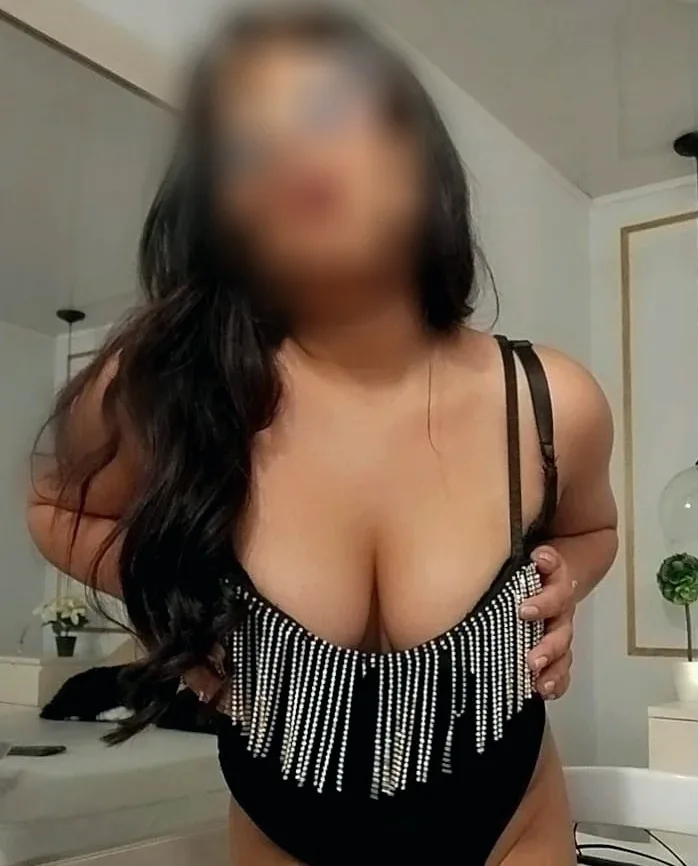 Nia, 23